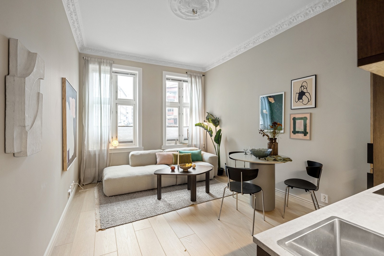 Leiligheten er gjennomgående med lysinnslipp fra to himmelretninger som gjør at alle rom oppleves lyse og luftige. Galleribilde