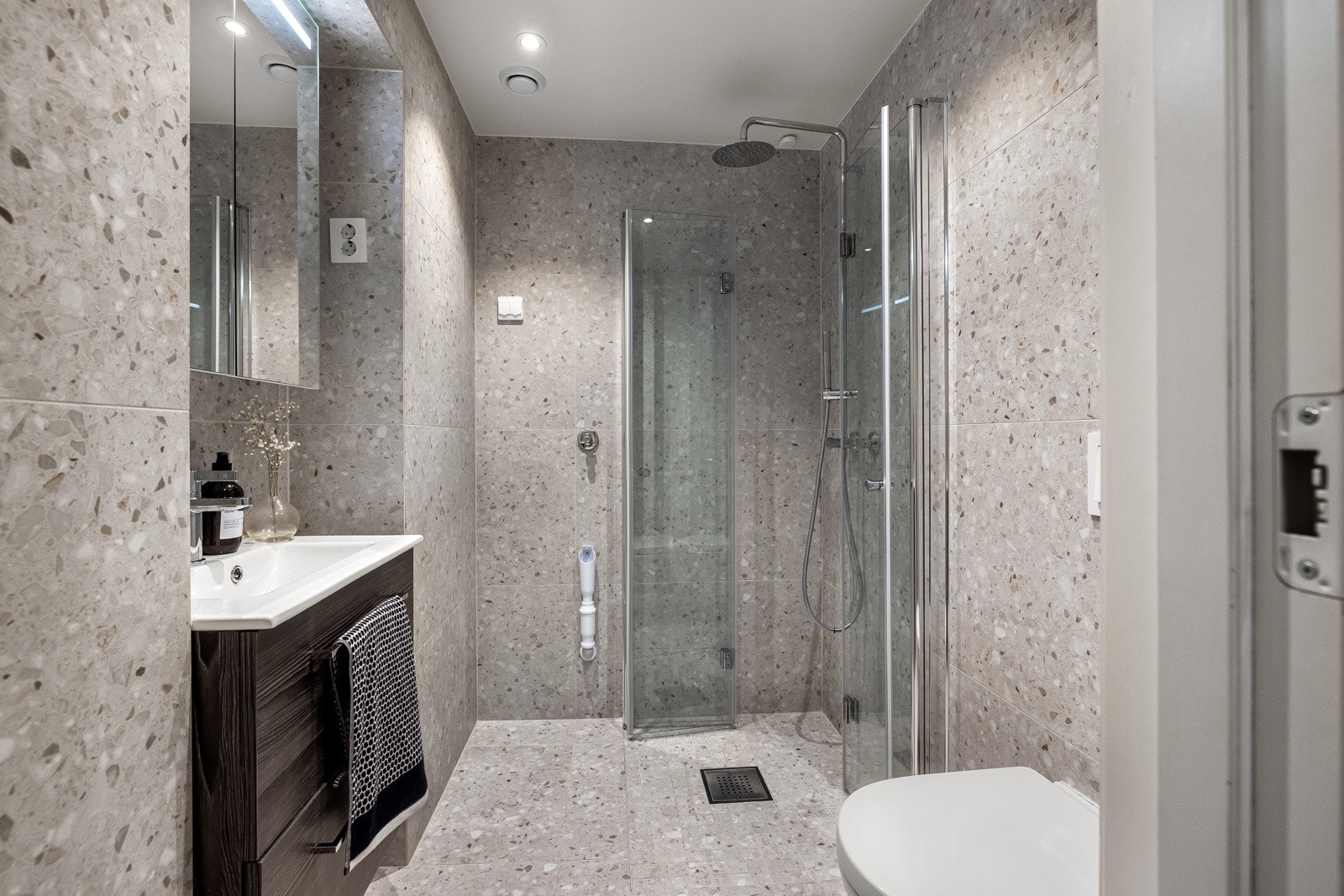 Lekkert baderom, renovert i 2022 med nytt røropplegg, sluk, varmekabler m.m. Galleribilde