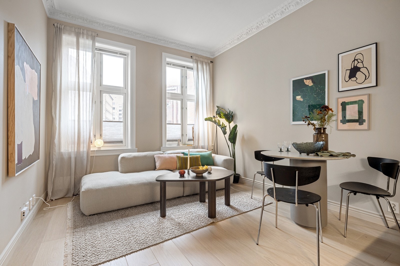 Velkommen til denne vakre og nyoppussede leiligheten i en klassisk og renovert 1890-gård på Grünerløkka. Galleribilde