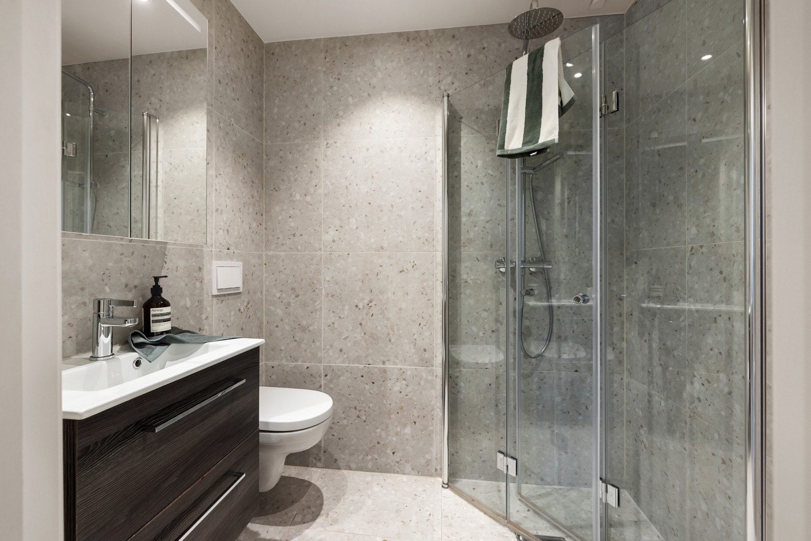 Helt nytt baderom i 2022 i hybel. Galleribilde