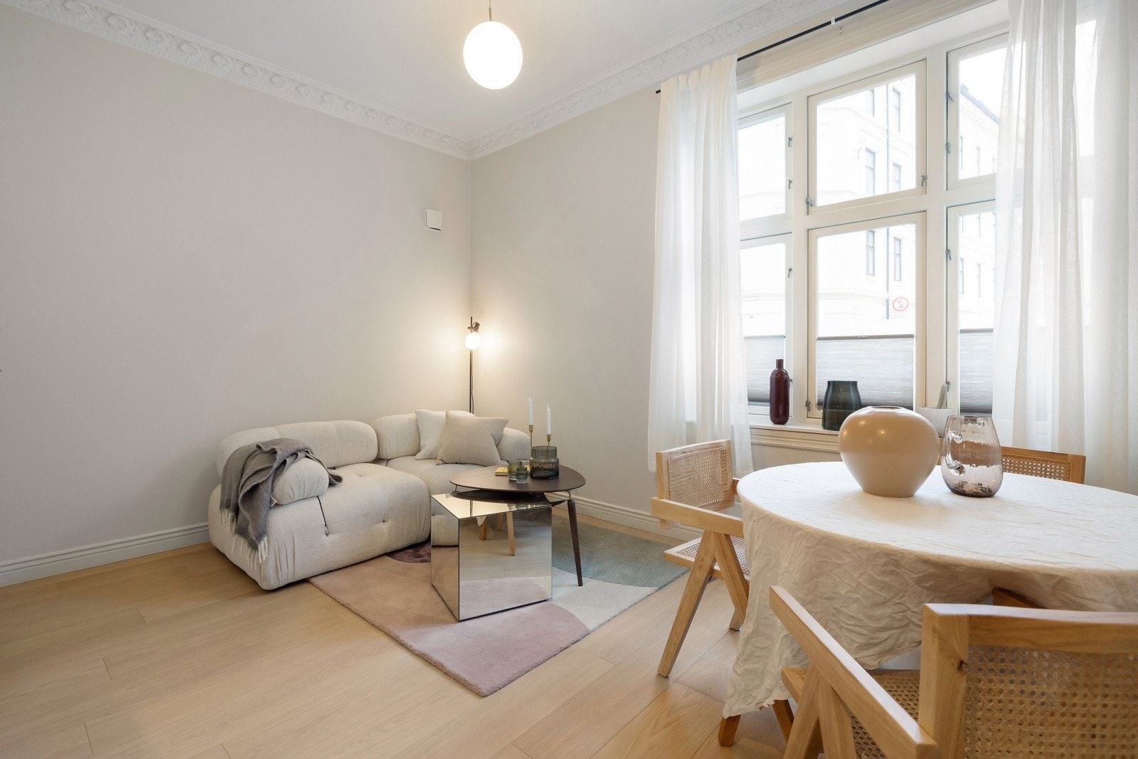 Hybelen er også totaloppusset i 2022. Måltilpassede plisse gardiner i stue som er fastmontert og som også kan trekkes fra toppen og ned. Galleribilde