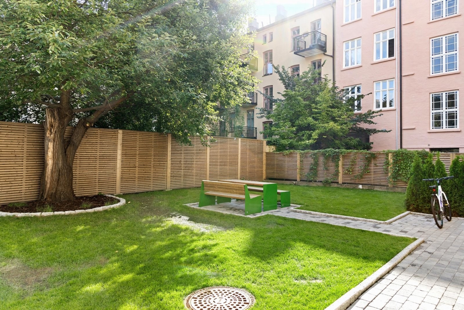 En av de mest representative og oppgraderte bakgårdene i bydel Grünerløkka. Galleribilde