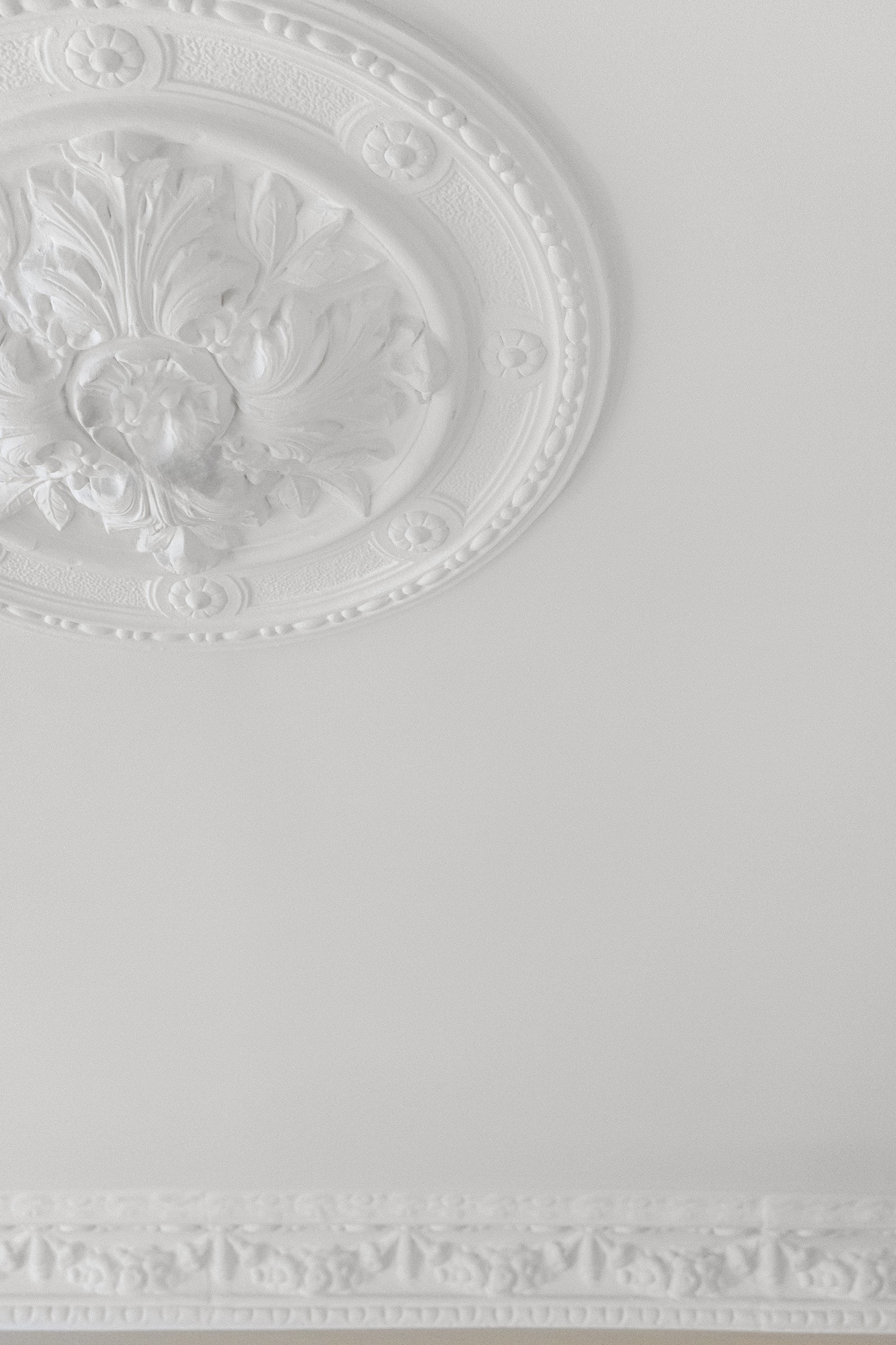 Flotte, velbevarte detaljer i hybel med 3 meter takhøyde, stukkatur og rosett. Galleribilde