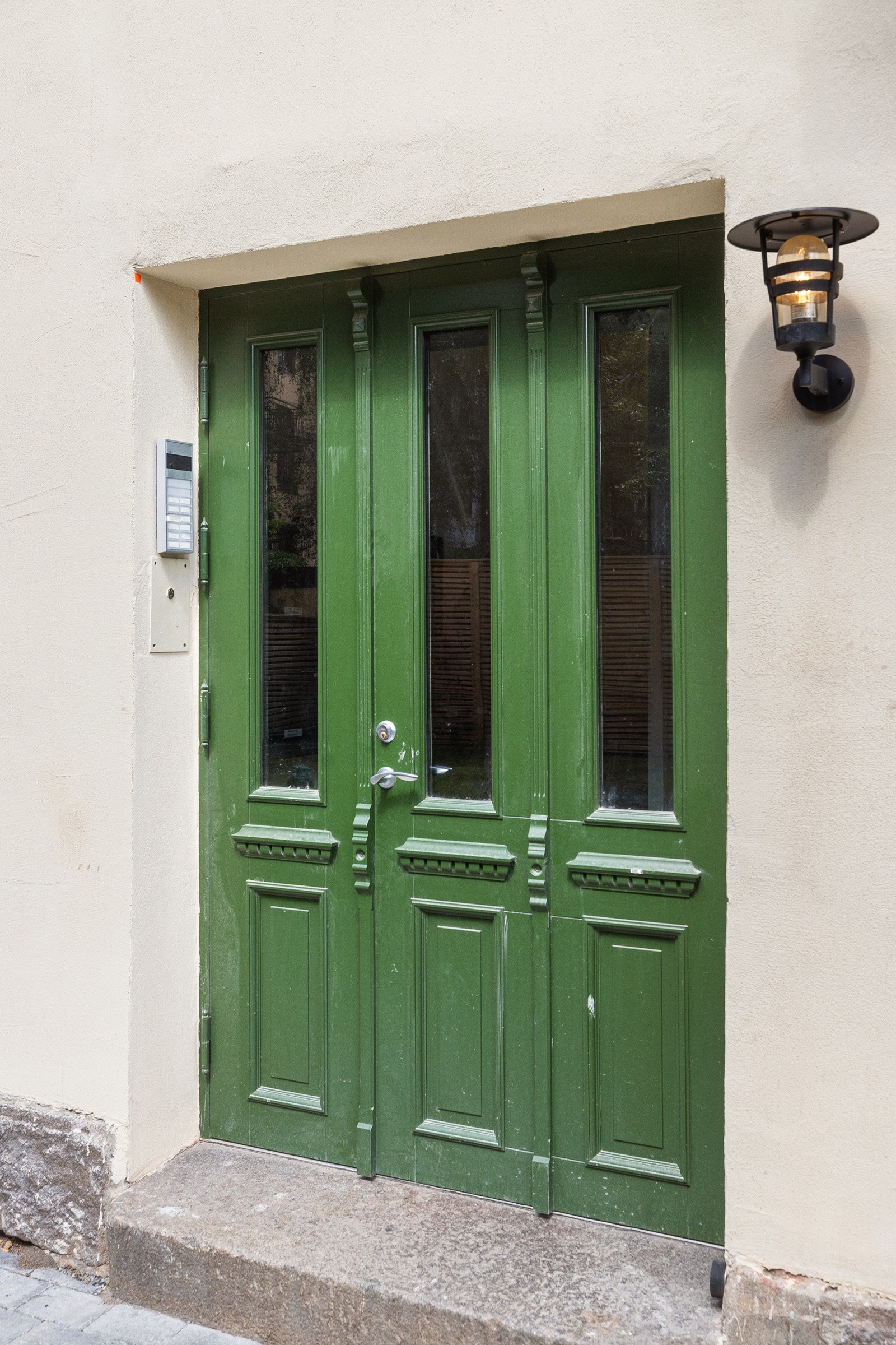 Alle inngangsdører i gården har blitt byttet til vakre dører fra Jømna Brug i samme utførelse som fra byggeåret. . Galleribilde