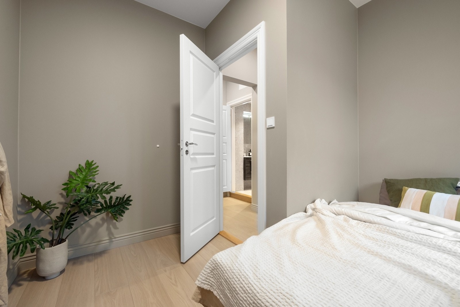 Nytt gulv og nymalte overflater i hele leiligheten i 2022. Galleribilde