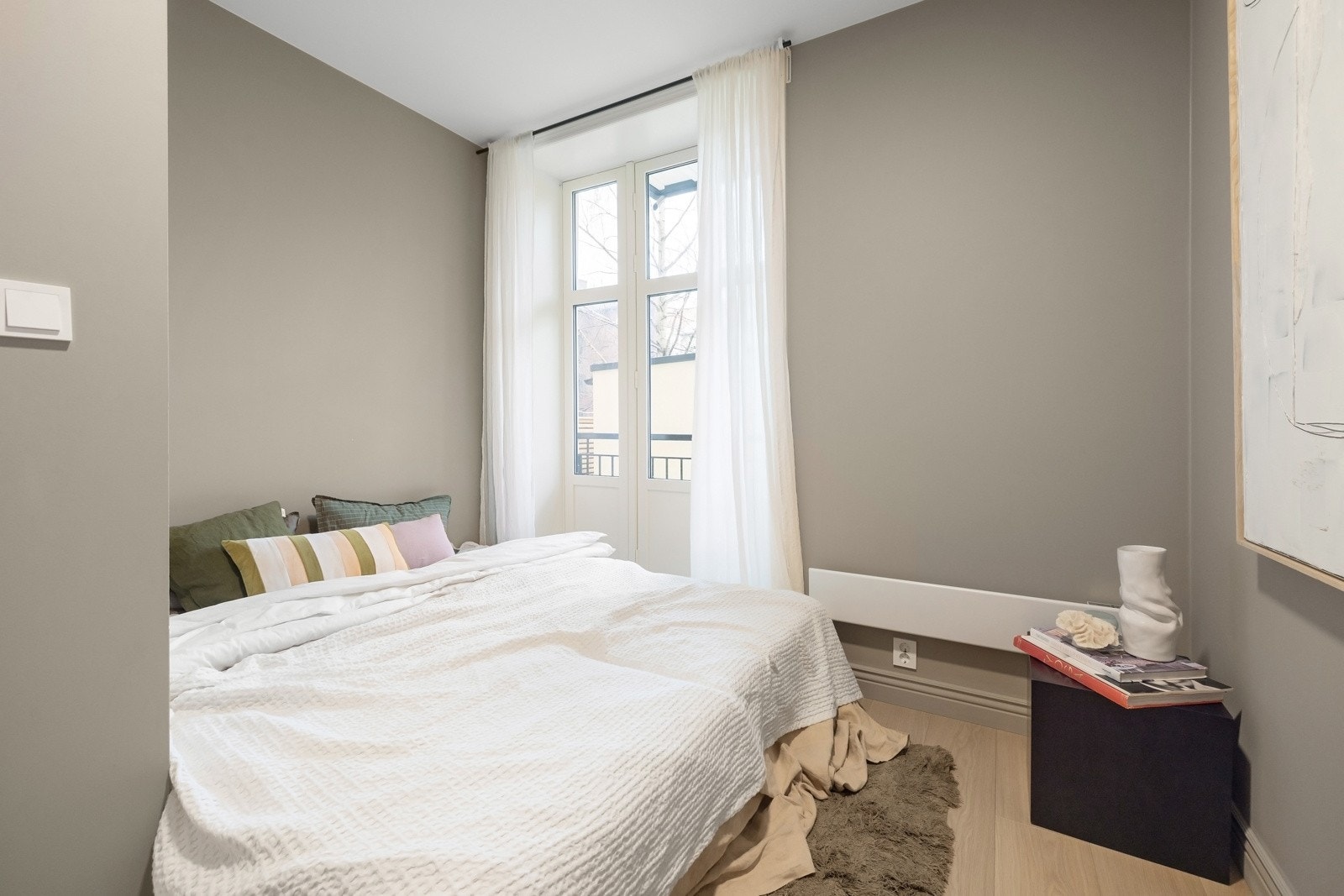 Soverom med fransk balkong mot sydvest. Begge soverom vender mot rolig, meget pent opparbeidet bakgård. Galleribilde