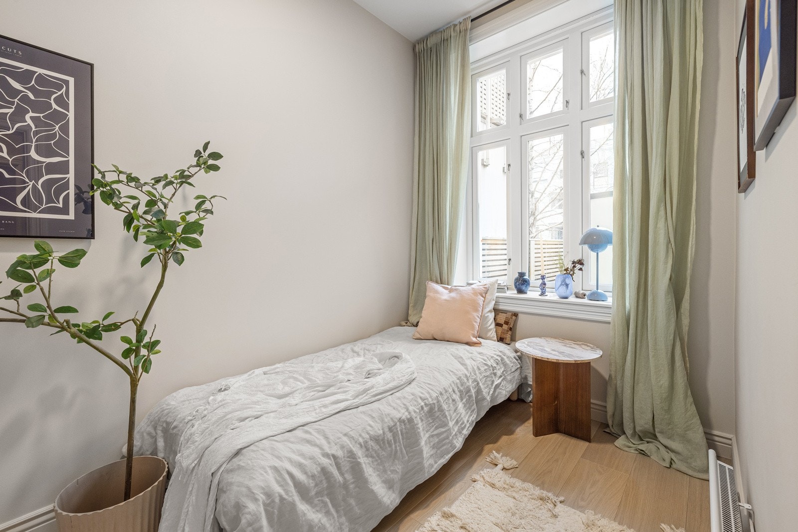 Soverom 2 i leiligheten vender også mot rolig bakgård. Galleribilde