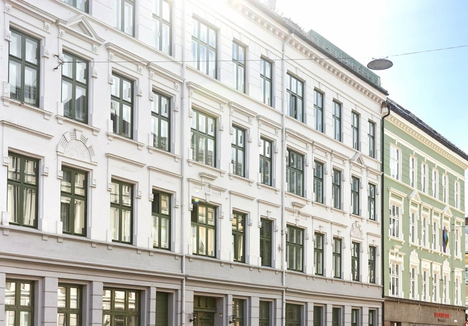 Fasade er nylig rehabilitert både mot bakgård og nedre del av fasade mot gate og fremstår som en av de best bevarte 1890-gårdene i bydelen. Galleribilde