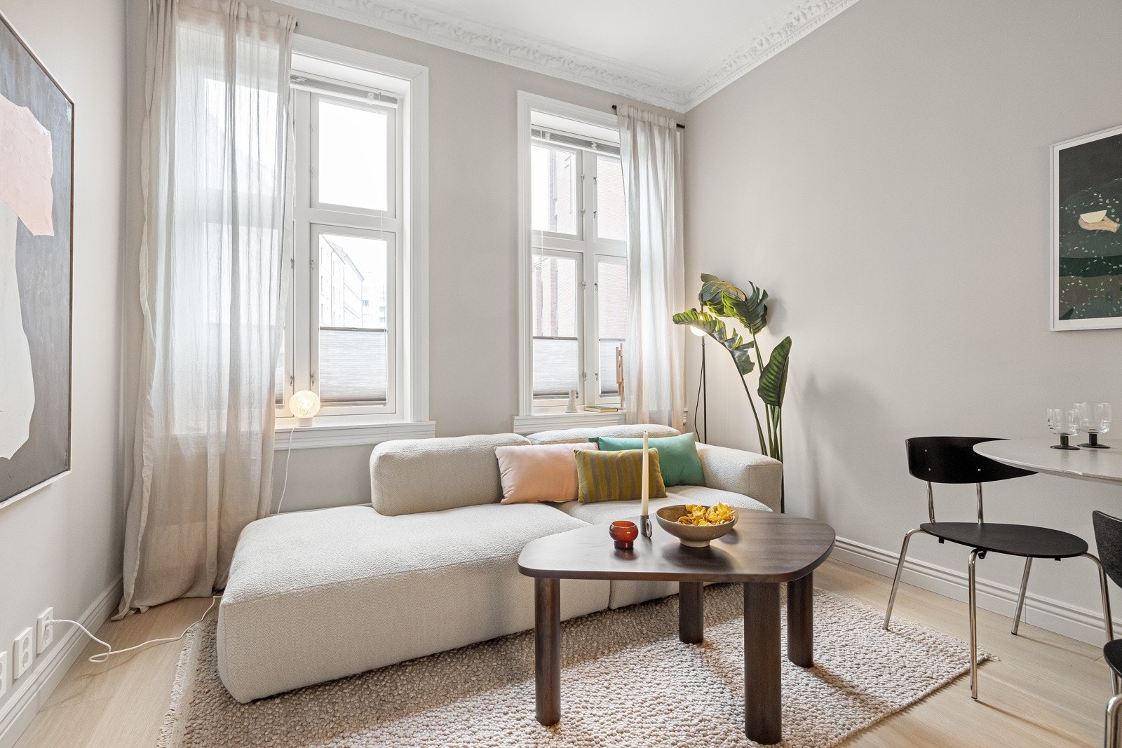 Nye vinduer og dører i 2022. Måltilpassede plisse gardiner i stue som er fastmontert og som også kan trekkes fra toppen og ned. Galleribilde