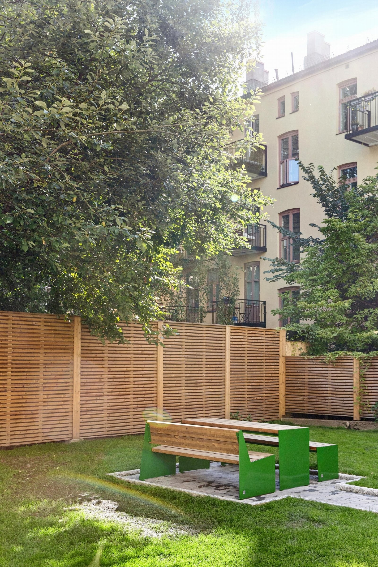 Bakgården har også fått nytt gjerde mot tilliggende eiendommer Galleribilde