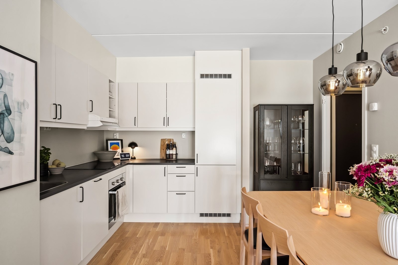 Moderne HTH-kjøkken med god skap- og benkeplass. Galleribilde