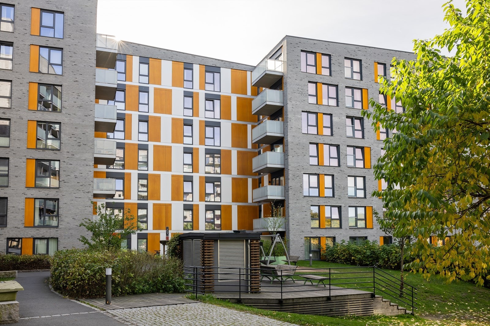 Her kan både barn og voksne nyte trygge og trivelige omgivelser. I tillegg får du et tidsriktig og funksjonelt hjem, bygget i 2017, etter dagens krav til både komfort og energieffektivitet. Galleribilde