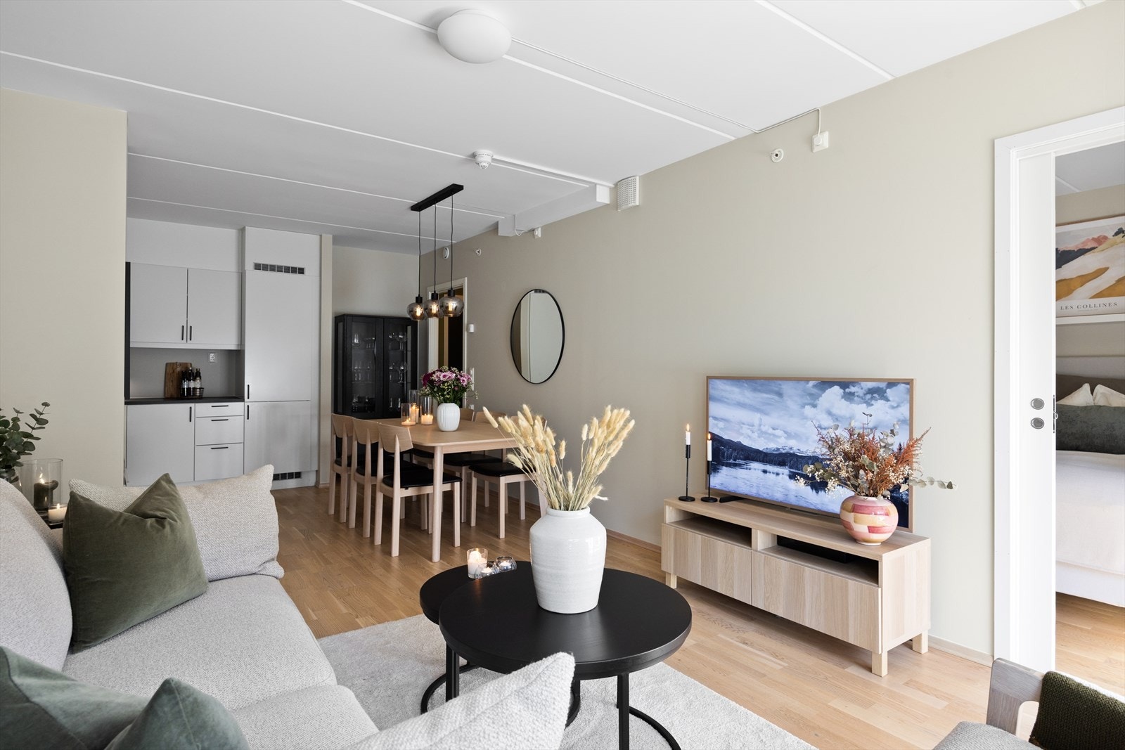 Gulvet er belagt med flott parkett, og overflatene er malt i delikate og moderne fargetoner. Galleribilde