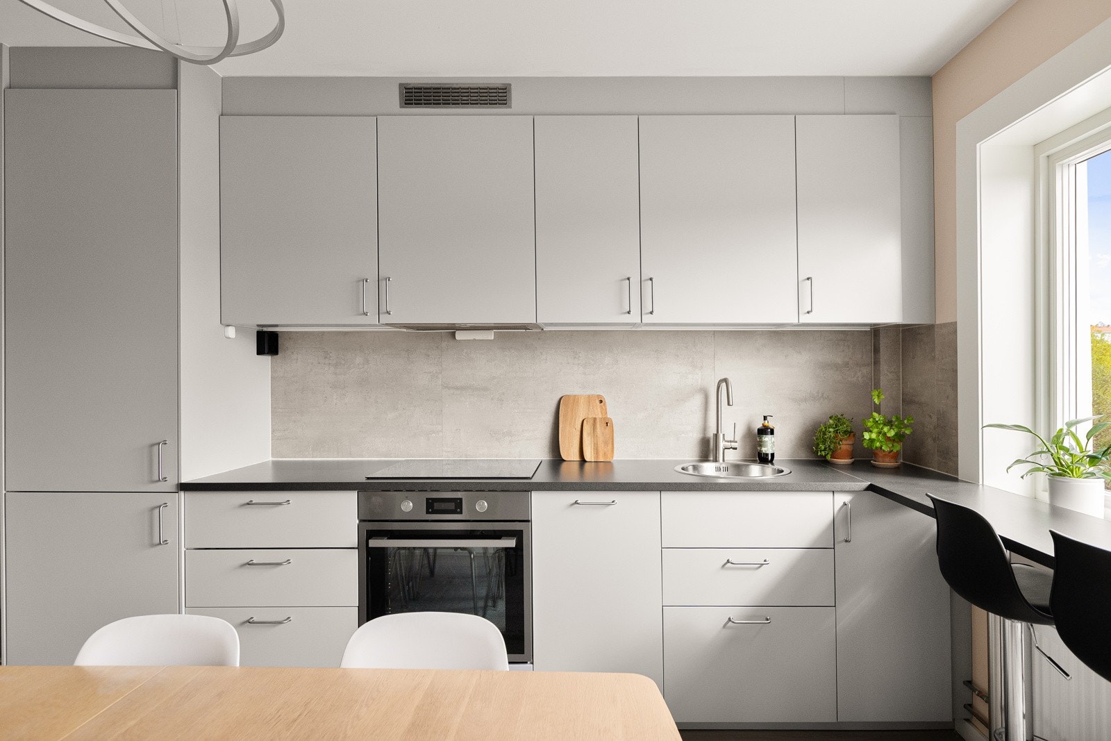 Innbydende og godt utnyttet kjøkken med innredning fra gulv til tak og integrerte hvtevarer Galleribilde