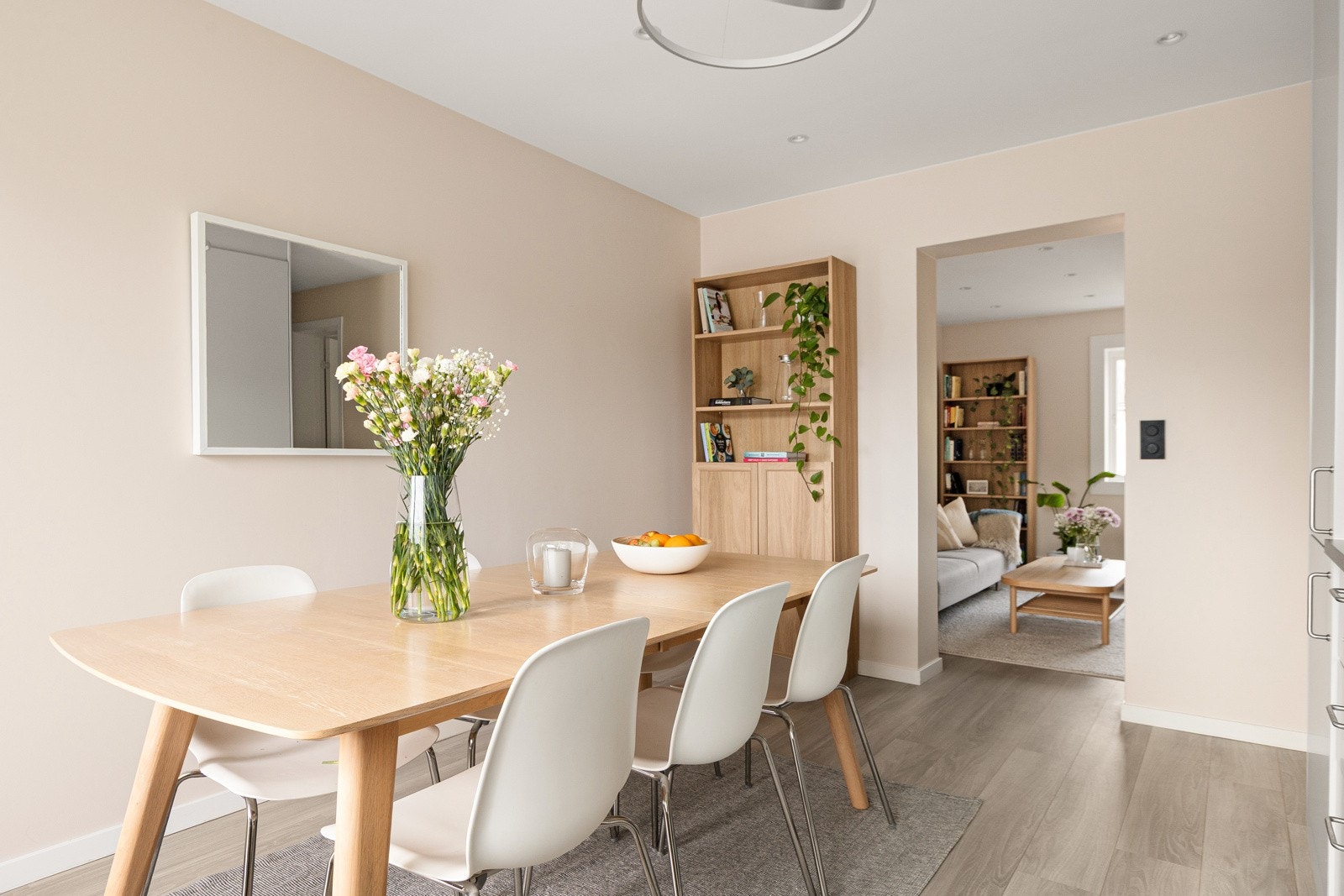 God plass til stort spisebord som rommer hele familien. Legg merke til den delvis åpne løsningen, men som allikevel oppleves som to, definerte soner for matlaging og opphold Galleribilde