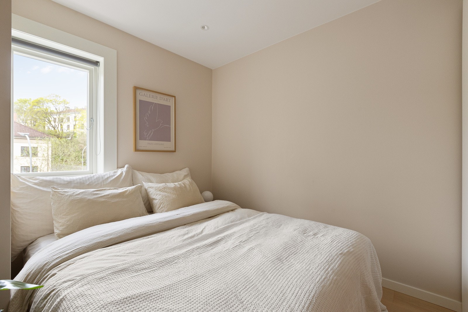 Romslig hovedsoverom med nye vinduer fra 2024 Galleribilde