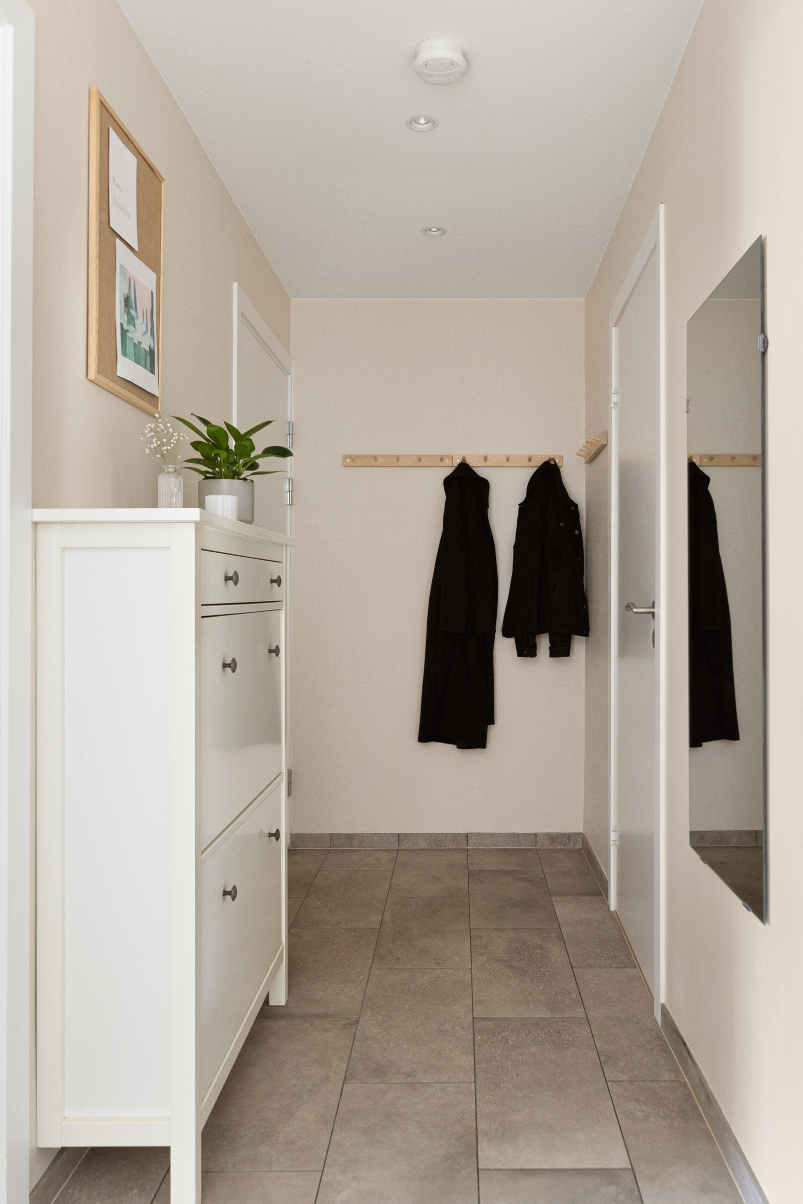 Romslig entré med plass til yttertøy og sko, samt flislagt gulv med varme under Galleribilde