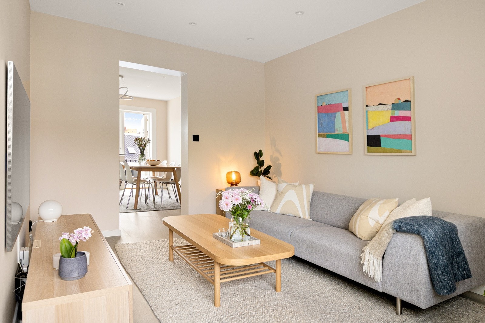 God plass til sofa med tilhørende møblement Galleribilde