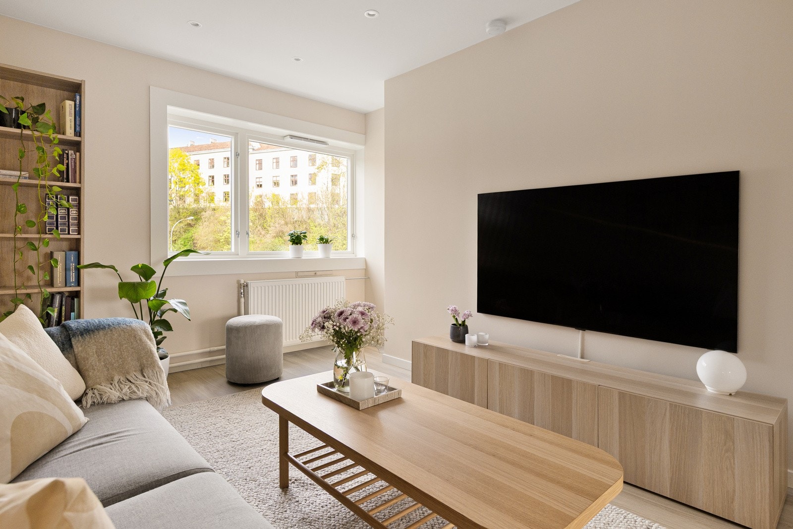 Lys stue med gode muligheter for møblering - Stort vindu med godt lysinnslipp Galleribilde