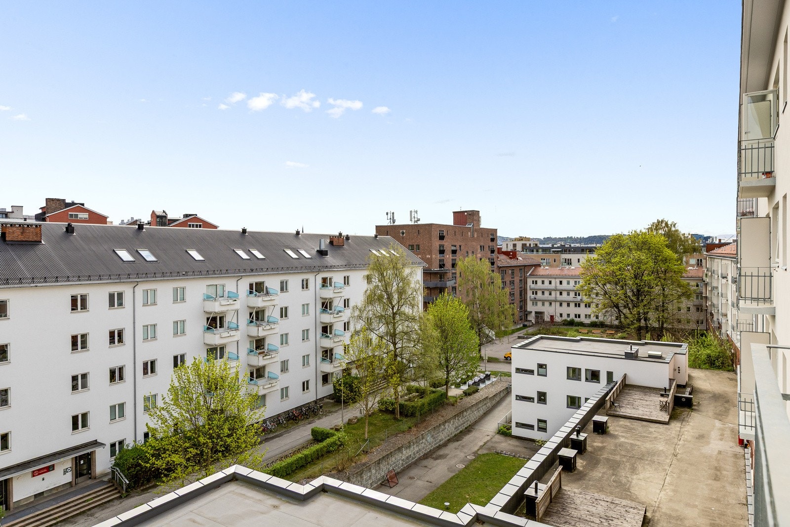 Leiligheten har god intern beliggenhet i 3. etasje med mye utsyn og nærmest null innsyn Galleribilde