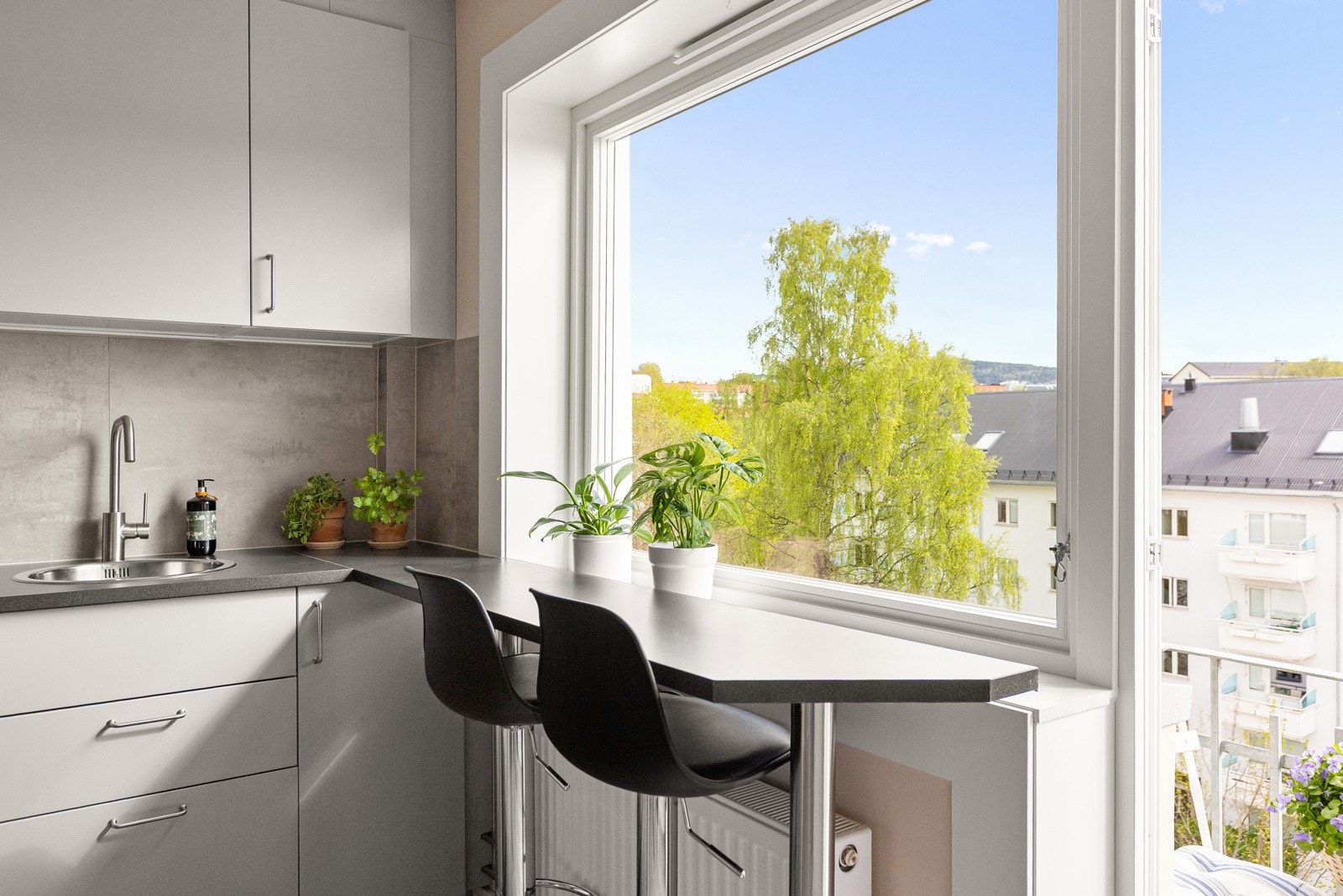 Herlig spiseplass med utsikt på kjøkkenet Galleribilde