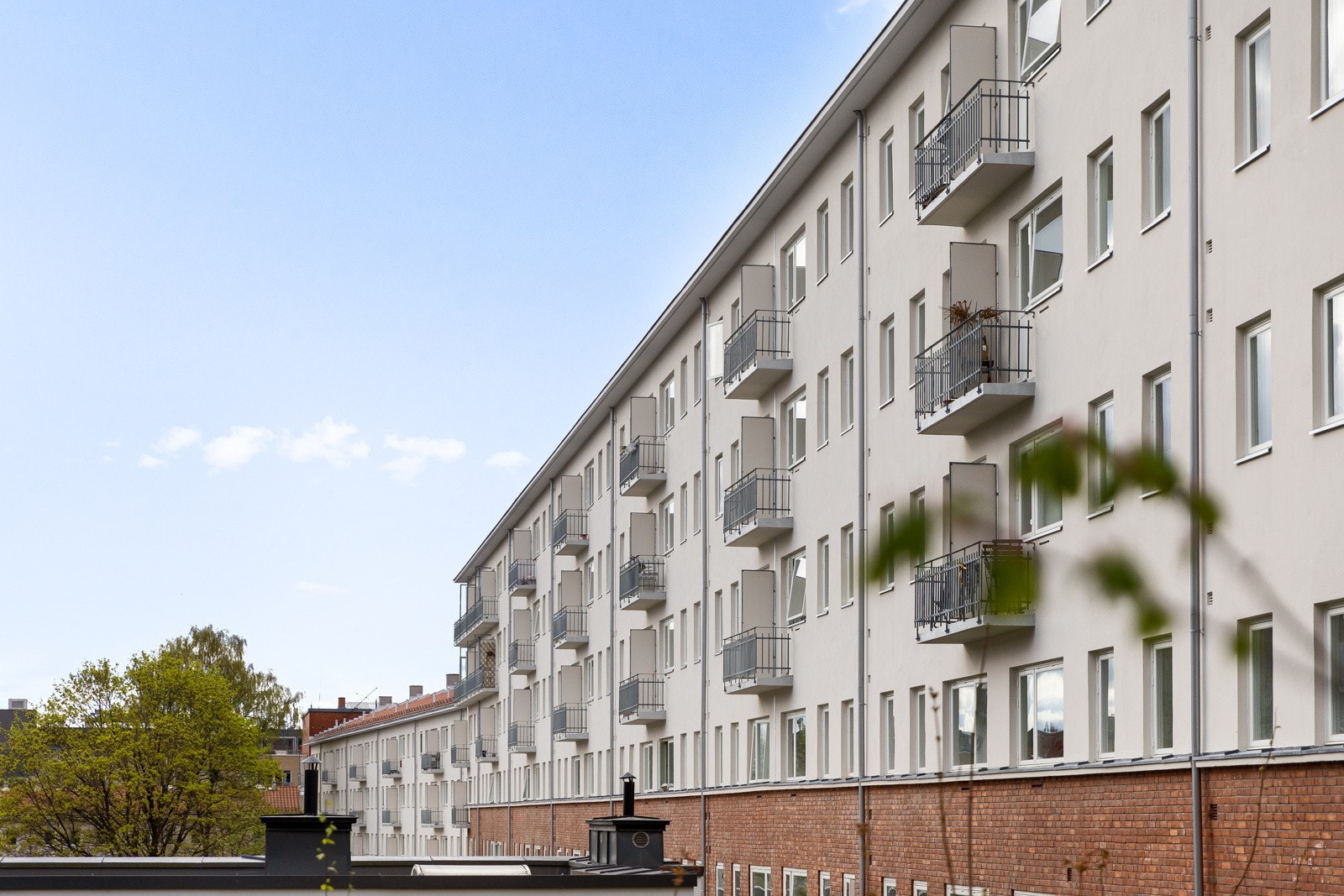 Leiligheten ligger høyt og fritt i byggets 3. etasje med en solrik balkong som vender mot rolig gårdsom Galleribilde