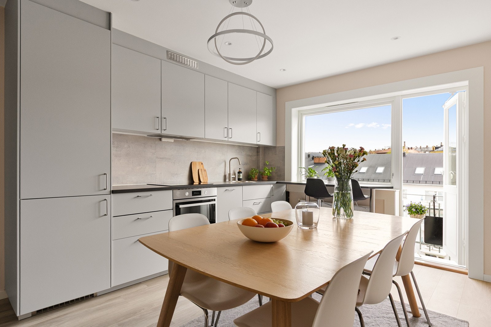 Stort og delikat spisekjøkken med god utsikt og utgang til solrik balkong Galleribilde