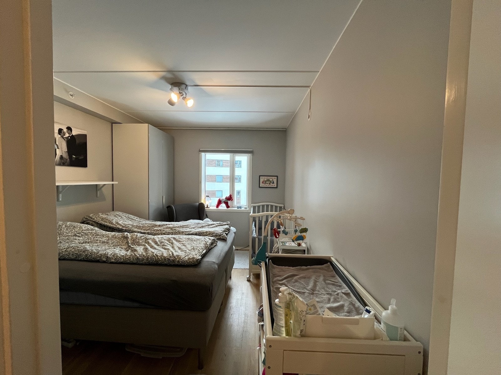 Romslig soverom med garderobeskap Galleribilde
