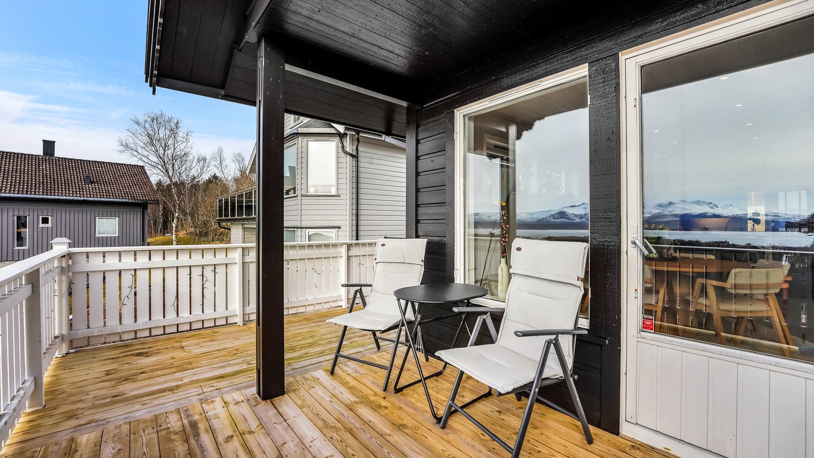 Stor flott veranda som strekker seg bak til vinterhage og uteområdet. Galleribilde