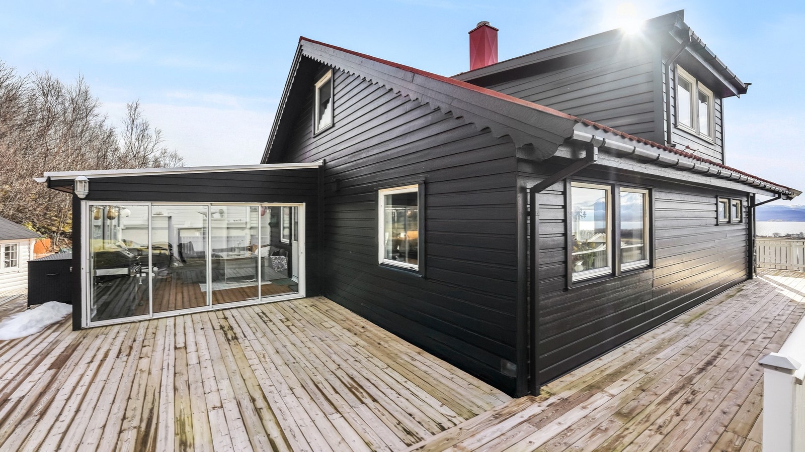 Platting som strekker seg rundt til forsiden av huset. Galleribilde