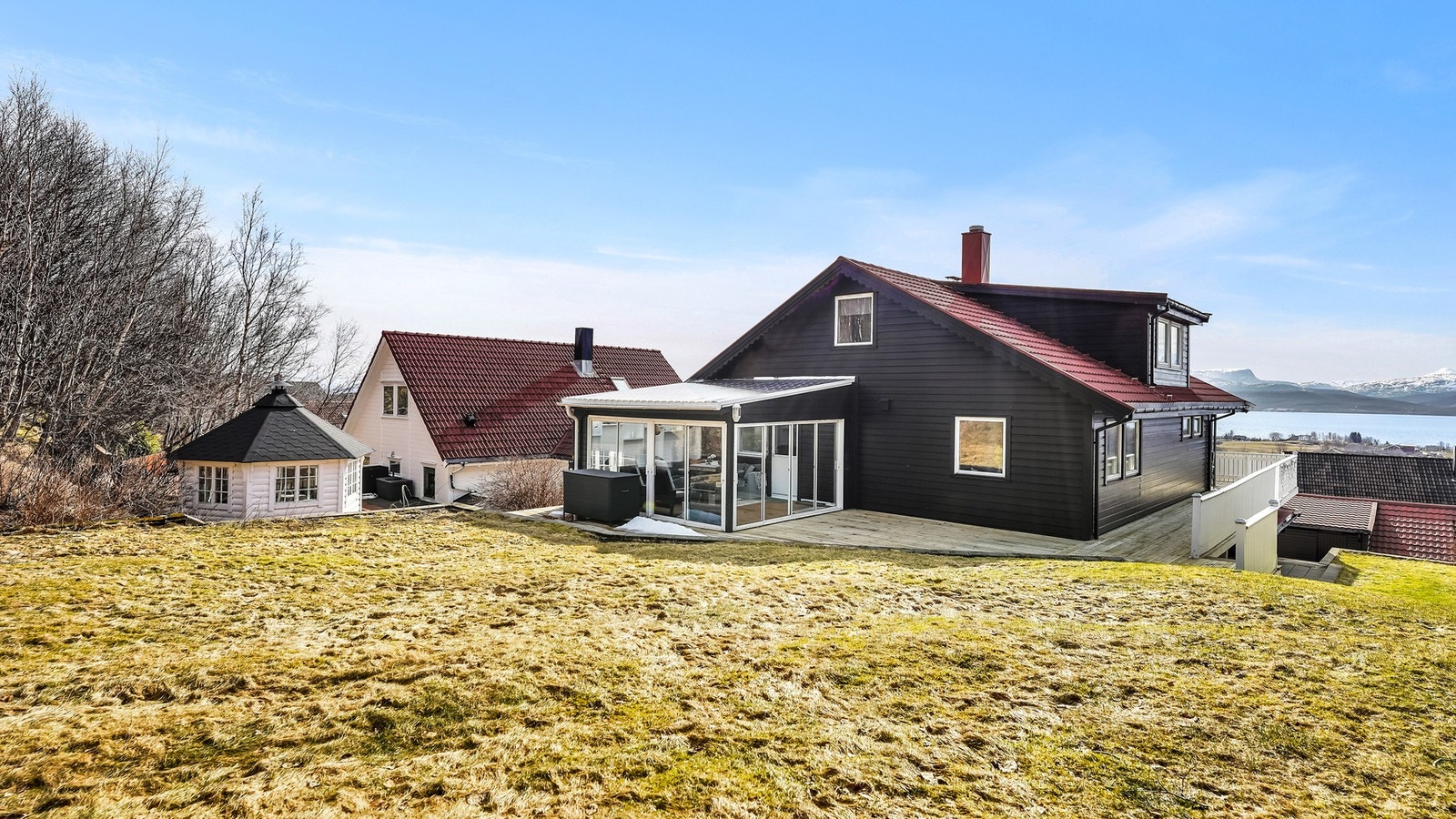 Uteområdet gir optimale solforhold og er perfekt for grillkvelder, utemøbler og lek. Galleribilde