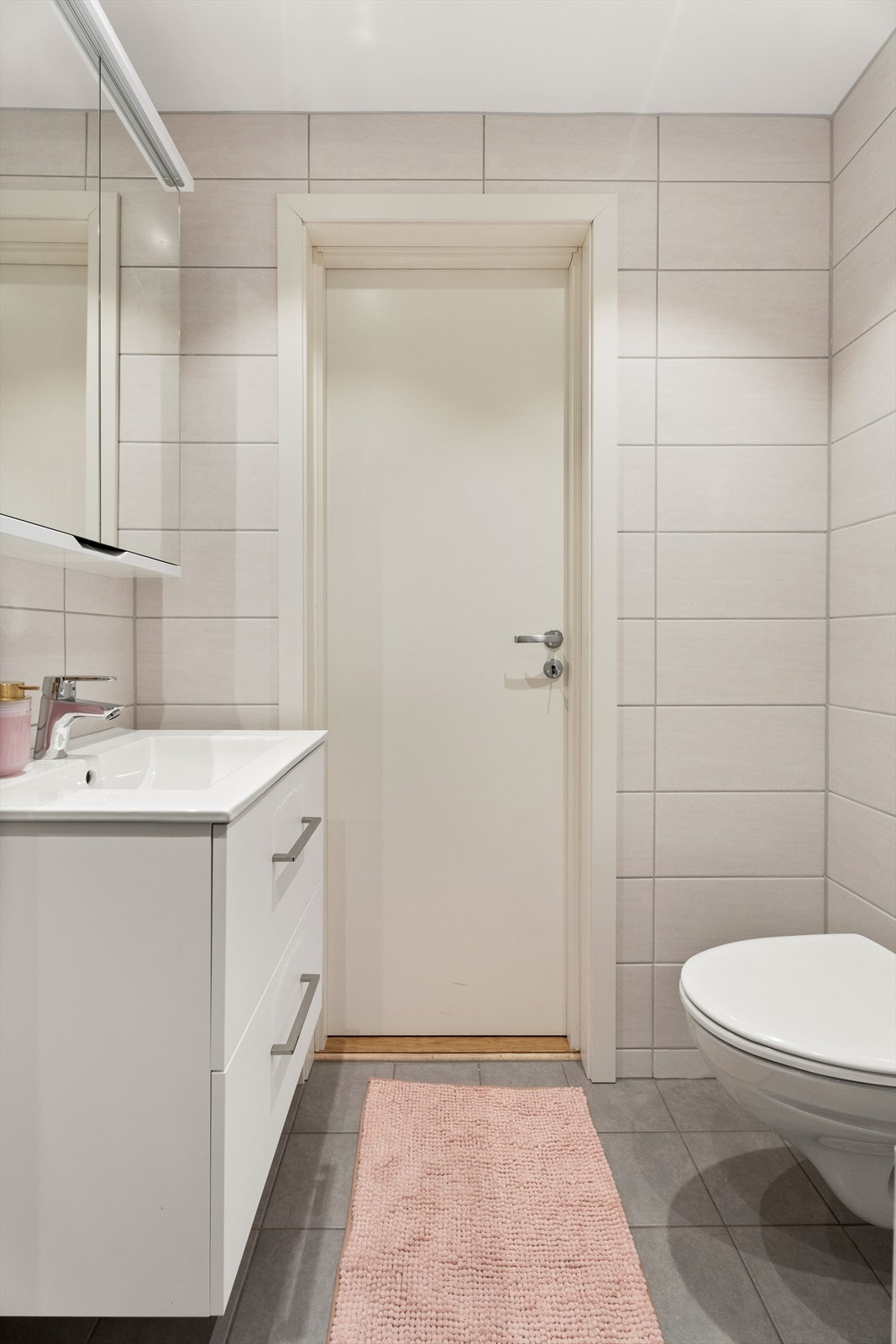 Badet har vegghengt wc og opplegg for vaskemaskin. Mekanisk avtrekk. Badet ble renovert i regi av borettslaget i 2023. Galleribilde