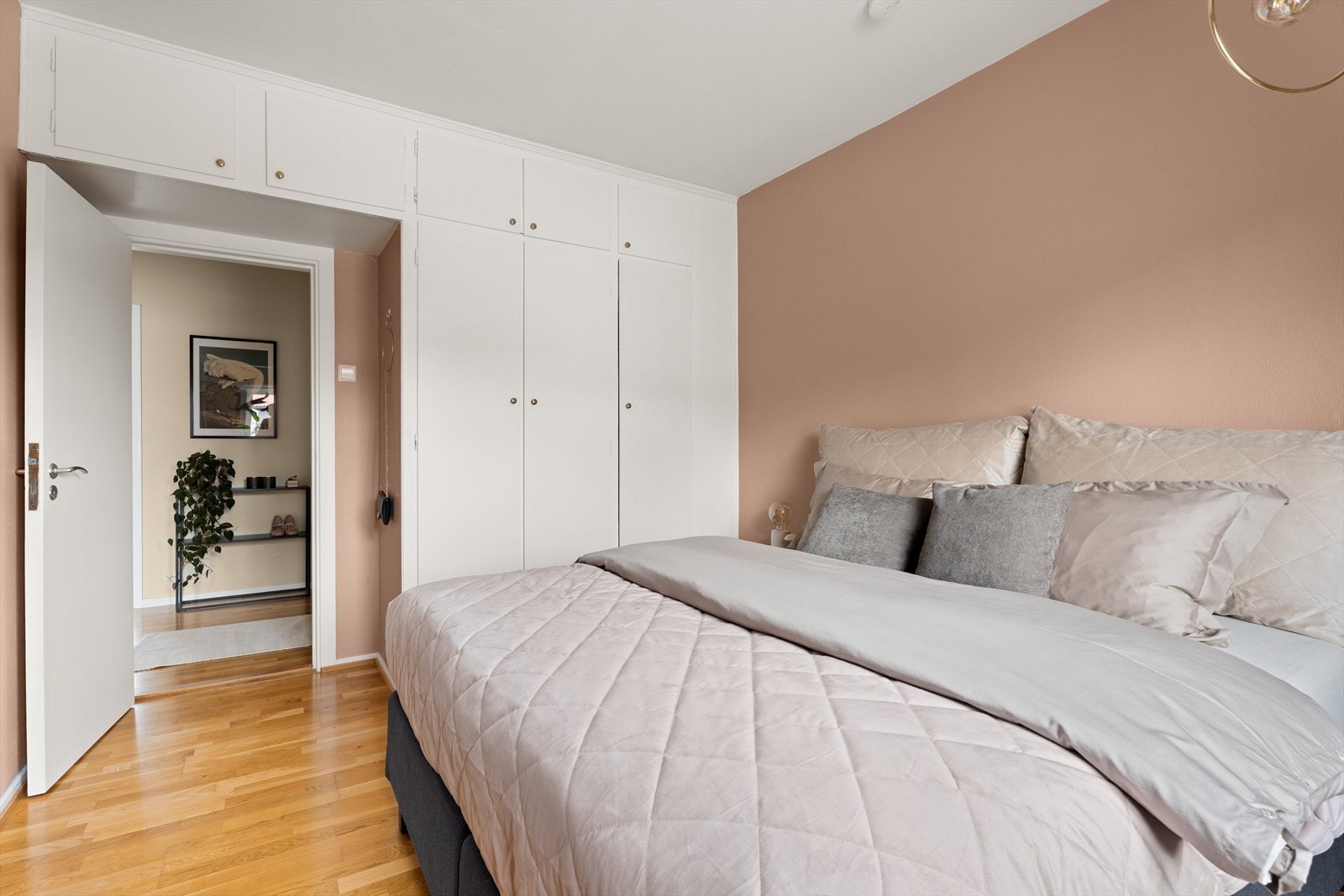 Soverommet har rikelig av garderobe- og skapplass. Galleribilde
