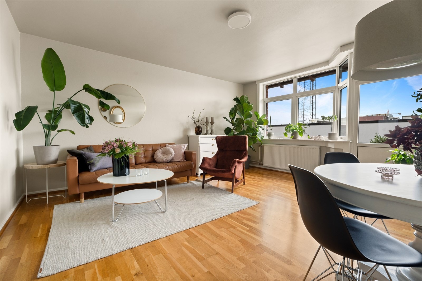 Leiligheten har en romslig stue med store glassflater som slipper inn rikelig med dagslys og bidrar til en behagelig romfølelse. Galleribilde