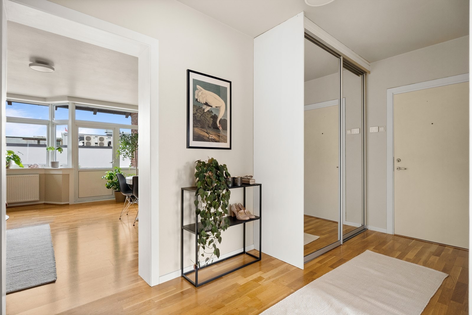 I entréen er det god plass til garderobeskap samt knaggrekke til ytterbekledning samt oppbevaring av sko. Galleribilde