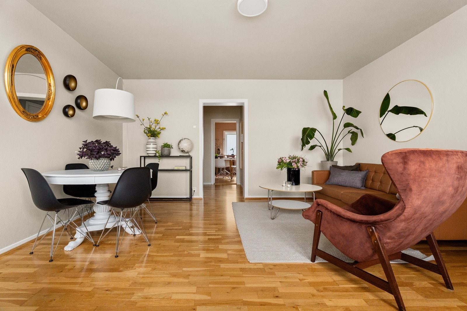 Stuens gode utforming og de tidløse fargevalgene på vegger legger et godt grunnlag for å innrede rommet etter eget ønske. Galleribilde