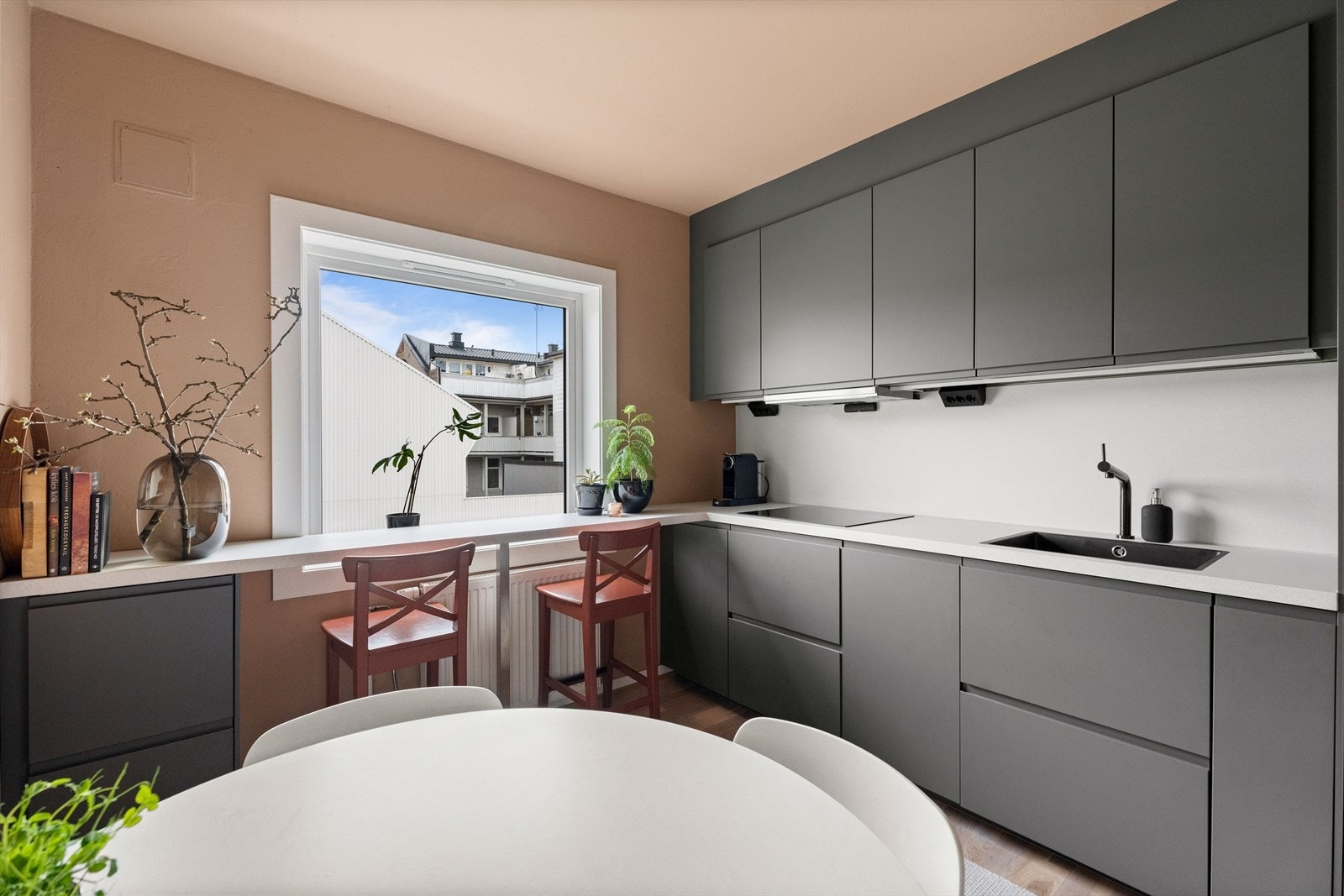 Kjøkkenet har rikelig med skap- og benkeplass. Praktisk "barløsning" ved vindu. Galleribilde