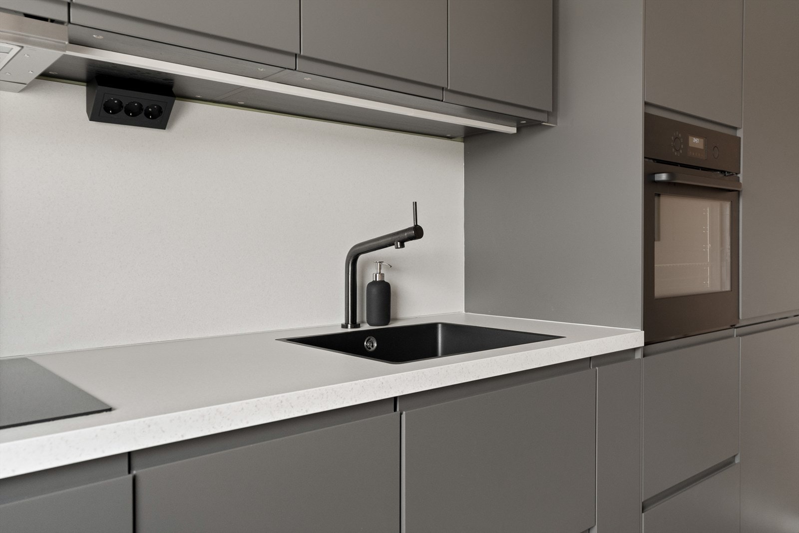 Kjøkkenet er utstyrt med kjøl/fryseskap, komfyr, oppvaskmaskin, induksjonstopp og avtrekksvifte. Galleribilde