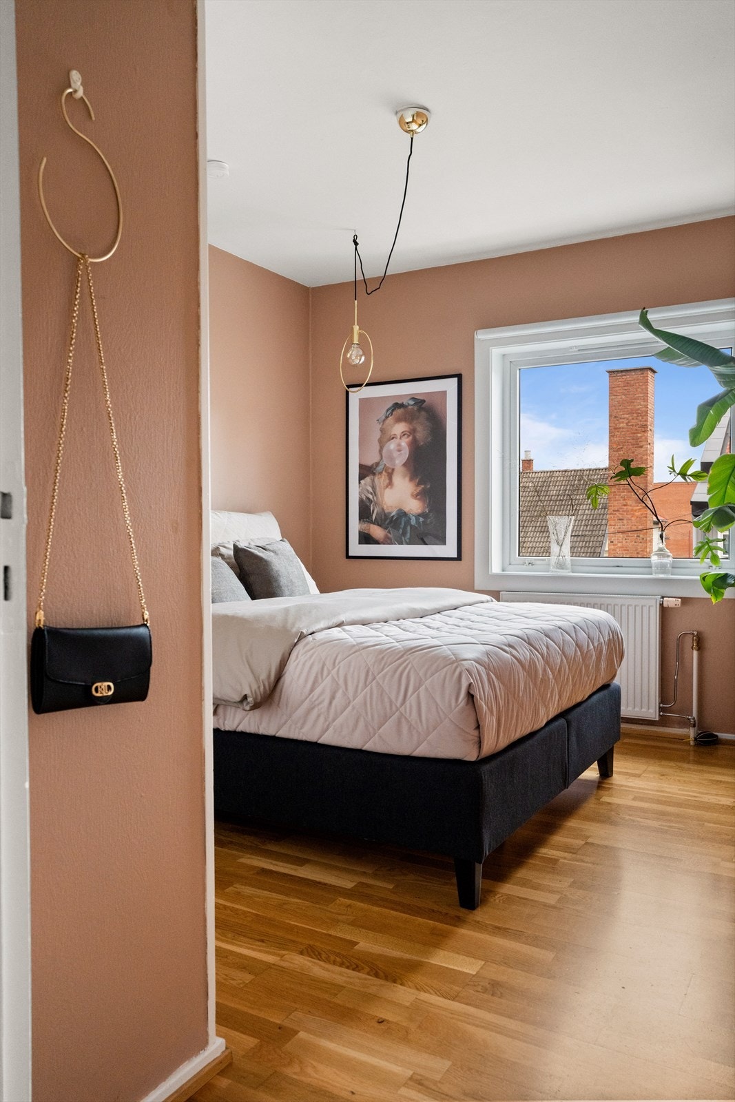 Soverommet er malt opp i en lun- og behagelig veggtone. Galleribilde