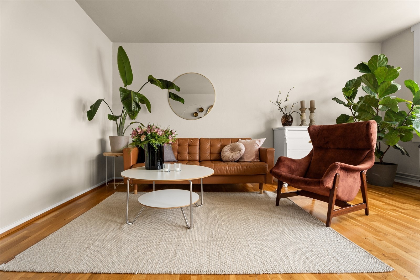 Stuen har god plass til både sofagruppe og spisebord. Galleribilde