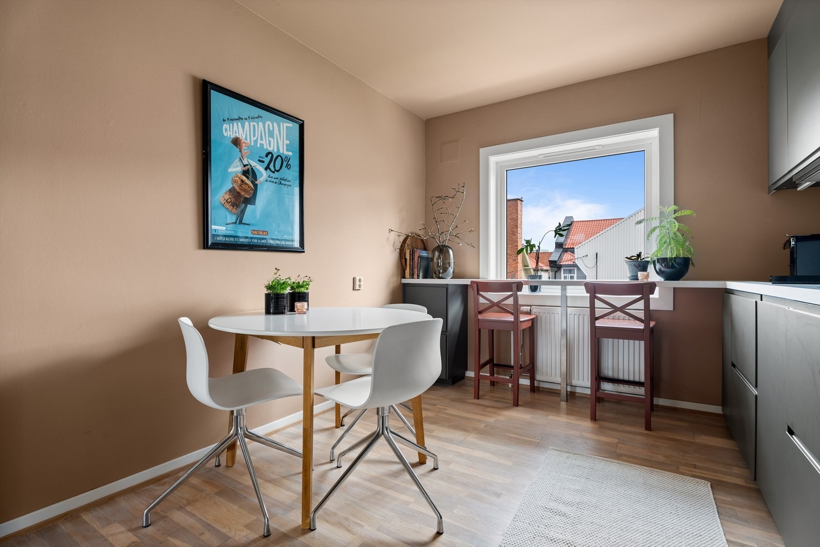 Kjøkkenet har forøvrig komfyrvakt og elektronisk waterstoppfunksjon under benk på kjøkken. Galleribilde