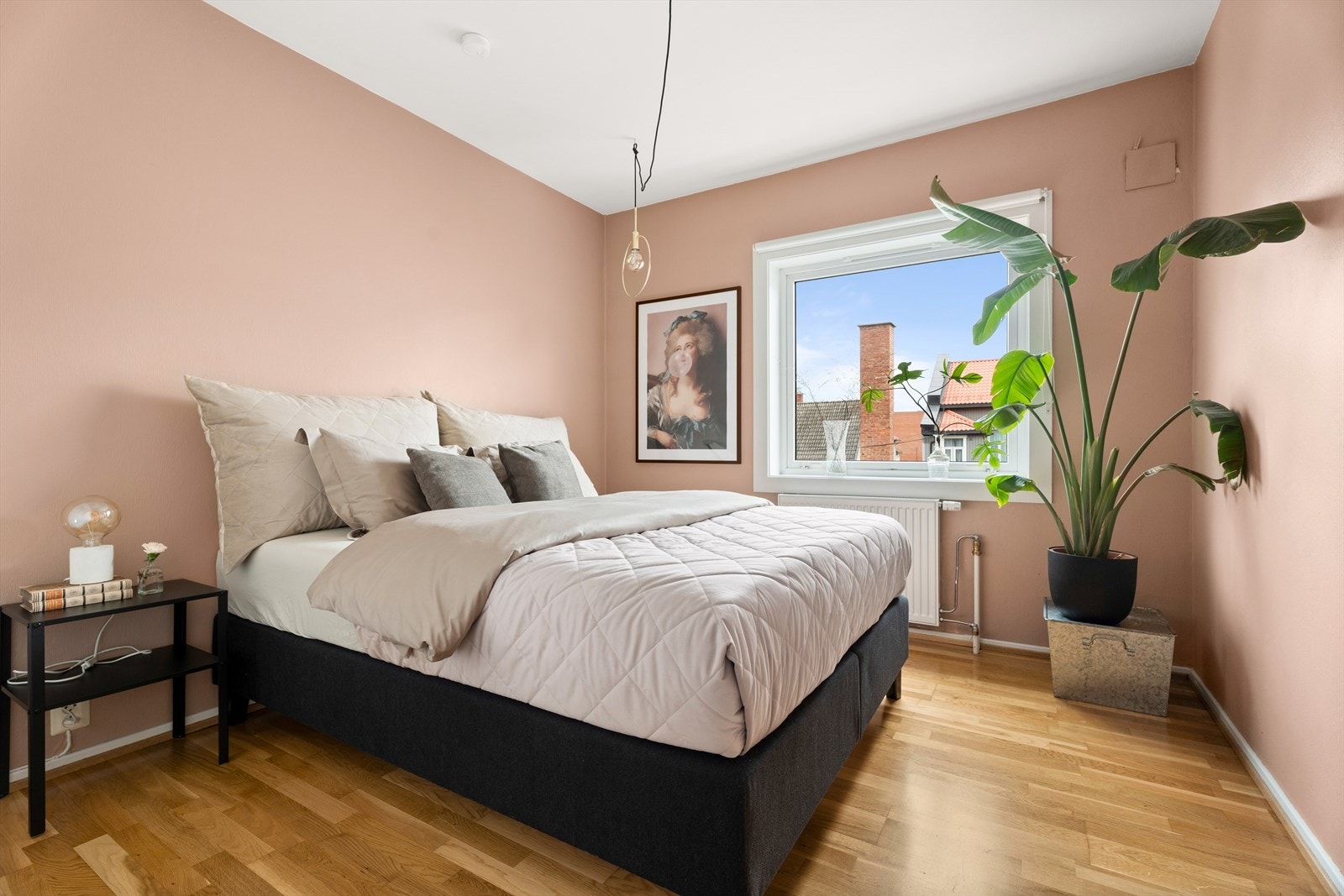 Leiligheten har et stort- og lunt soverom med god plass til dobbelseng med tilhørende nattbordsløsning. Galleribilde