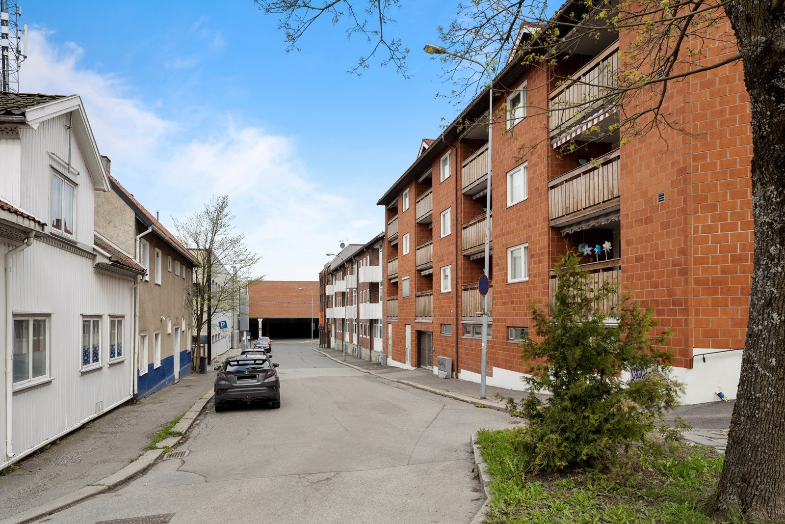 Leiligheten ligger omtrent midt i Fredrikstad sentrum og har gangavstand til alle byens fasiliteter. Kort avstand til Torvbyen kjøpesenter med dagligvarebutikk, diverse klesbutikker, skobutikker, frisør, pol, bokhandlere, spisesteder, blomsterhandel m.m. Galleribilde