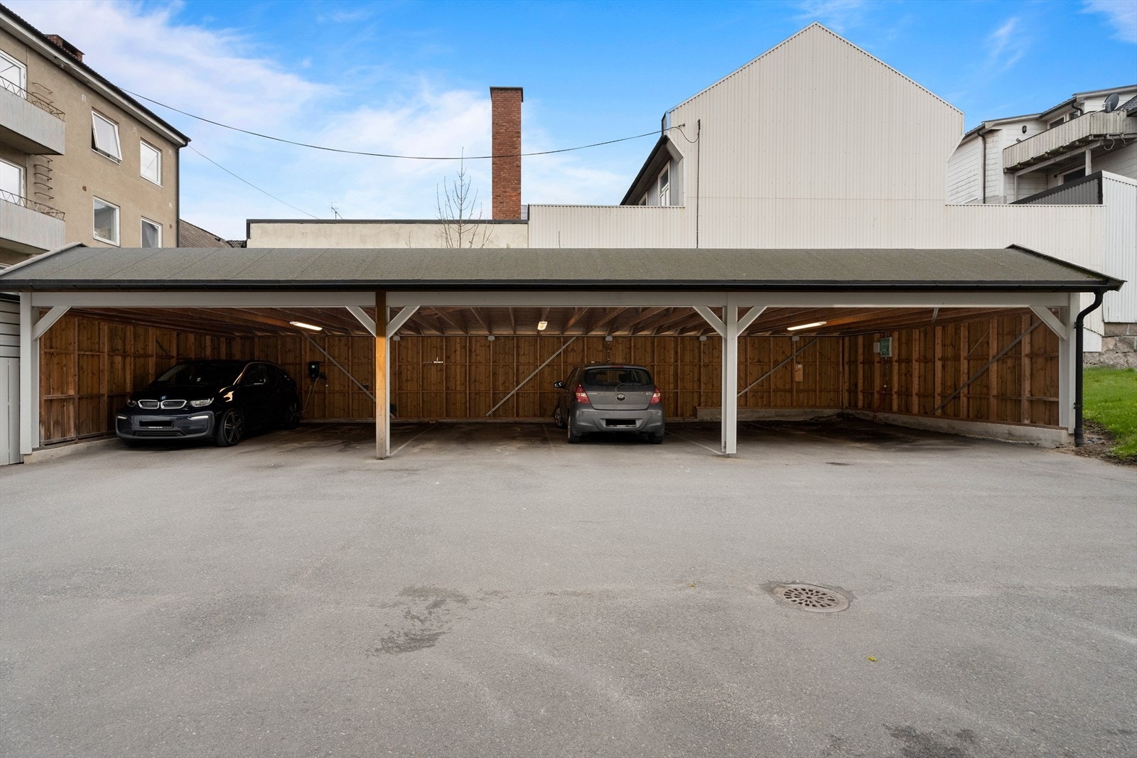 Borettslaget har 6 carport plasser for utleie til beboerne etter evt. venteliste. Ellers er det parkering i gata utenfor og i nærområdet. Galleribilde