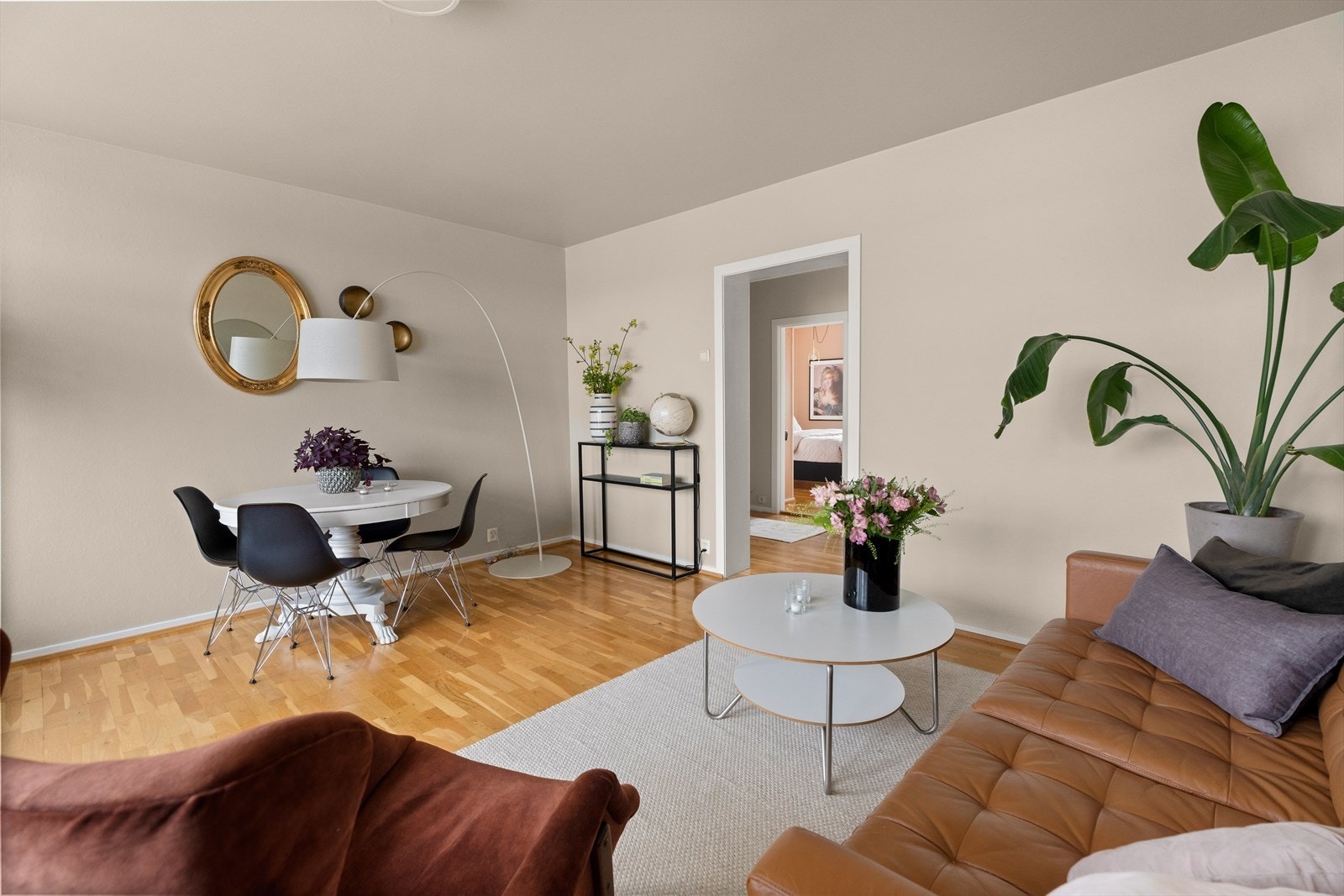 Stuen har parkettgulv og malte vegger og himling. Galleribilde