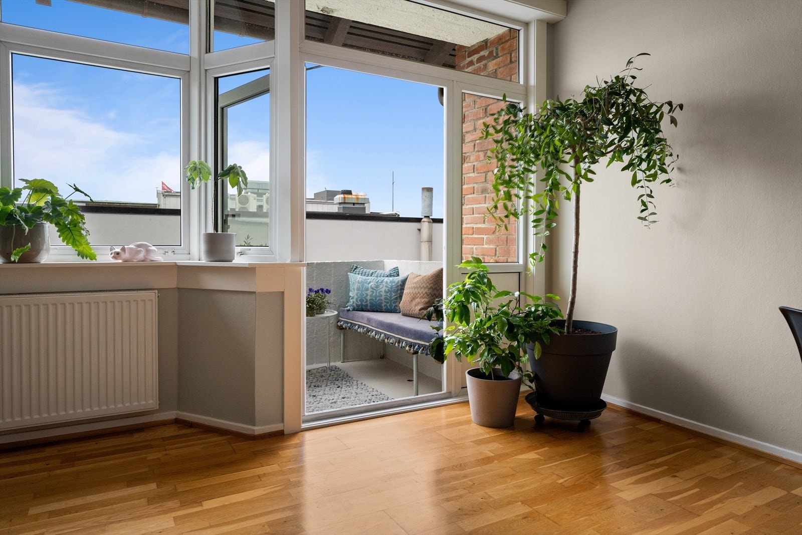 Fra stuen er det utgang til en koselig balkong. Galleribilde