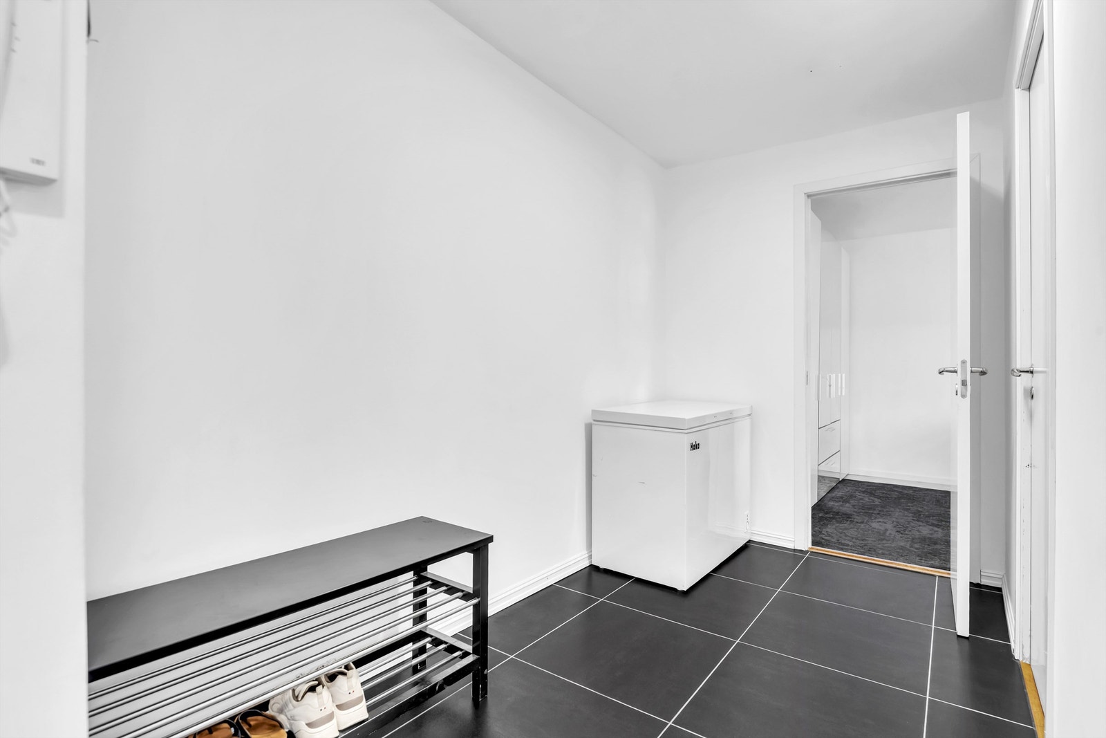 Entréen kan innredes med garderobeskap for oppbevaring av yttertøy og sko. Det kan settes opp øvrige knagger på veggen for jakker om det skulle være behov. Galleribilde