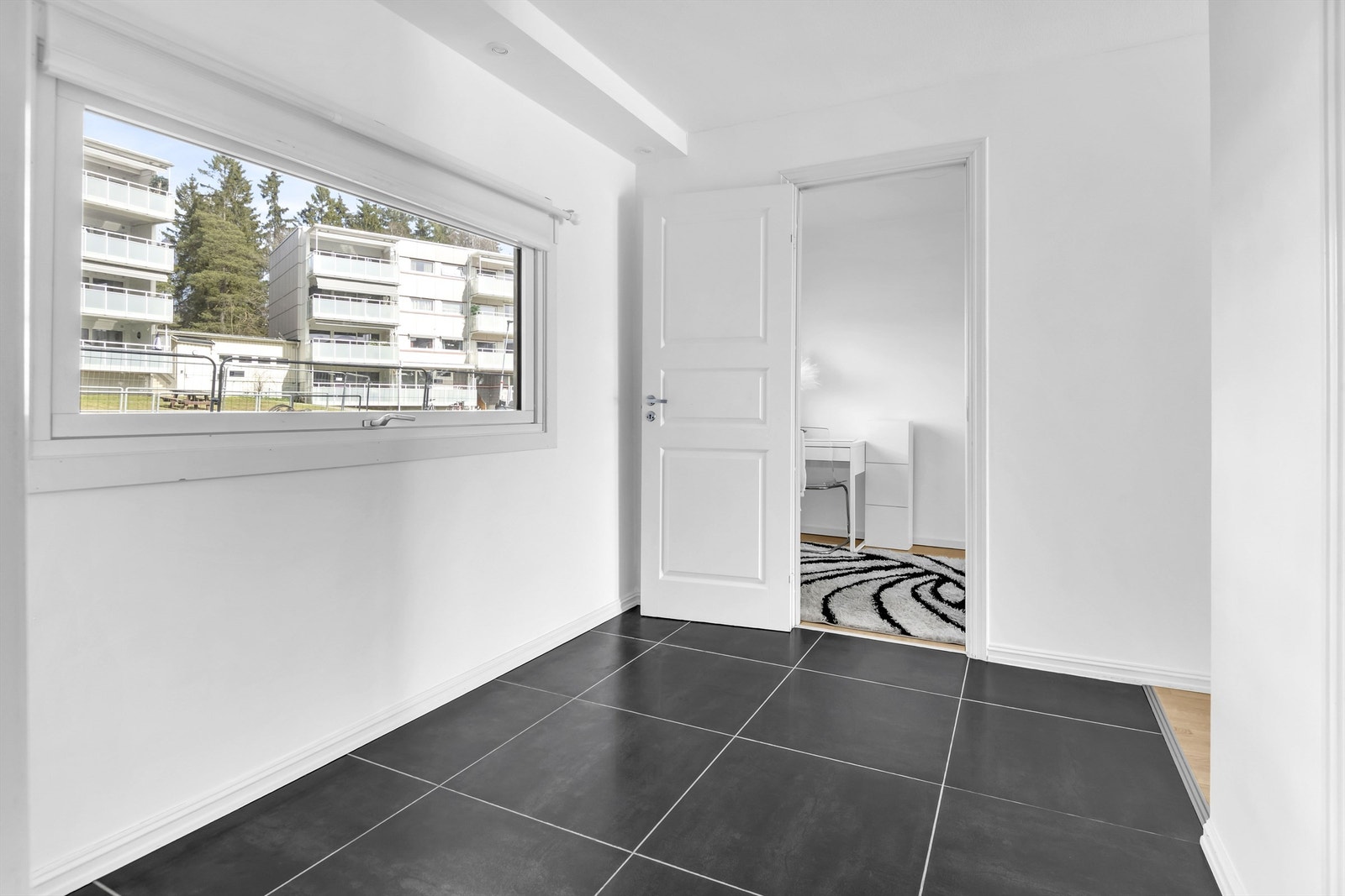 Det er satt opp lettvegger i deler av spisestuen som i dag brukes som et kontor. Galleribilde