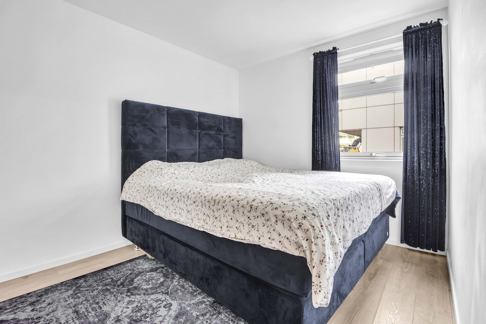 Hovedsoverommet har god plass til både dobbeltseng og garderobeløsning. Galleribilde