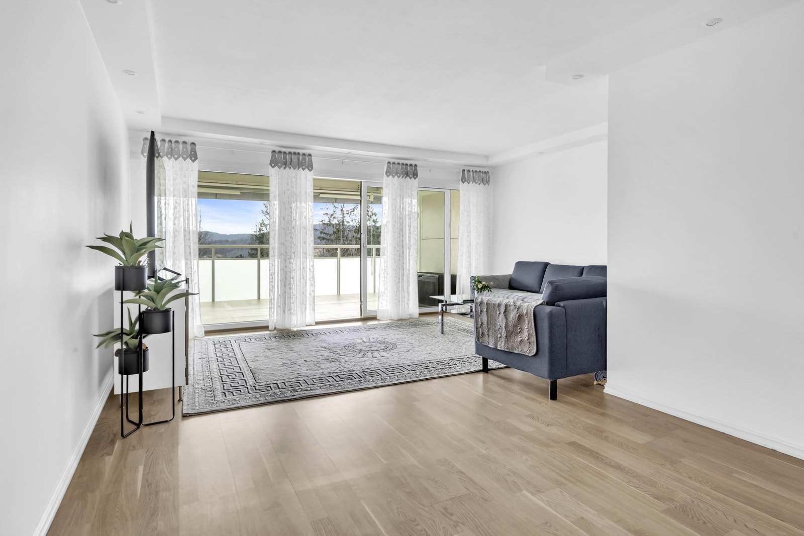 Romslig stue med god plass til stort spisebord, sofagruppe, tv- seksjon, bokhyller m.m. Galleribilde